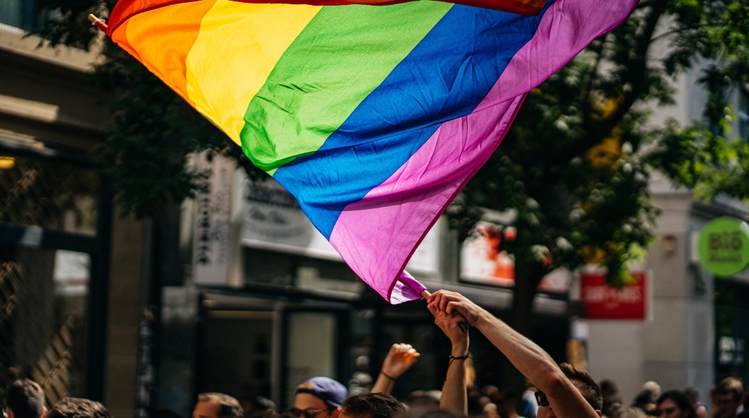 Ρωσία: Η αστυνομία ξεκίνησε επιδρομές σε gay bars μετά την απαγόρευση του  ΛΟΑΤΚΙ+ κινήματος 