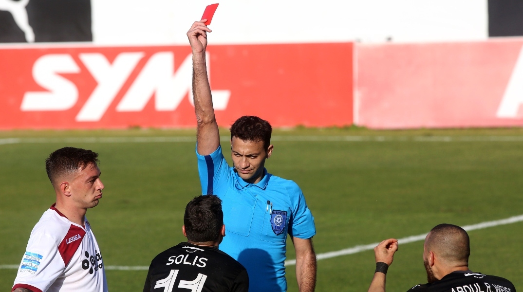 Ξεκινούν απεργία οι διαιτητές και ζητούν συνάντηση με τον πρωθυπουργό Ποιες είναι οι απαιτήσεις τους - Στον αέρα το πρωτάθλημα