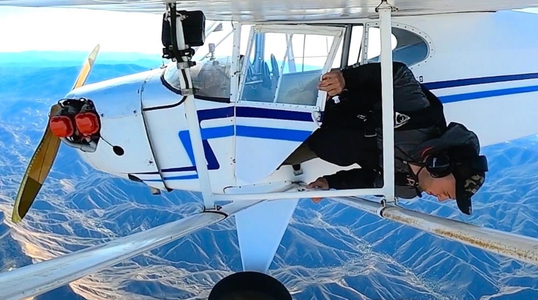 Influencer έριξε σκόπιμα το αεροπλάνο του για κλικ και θεάσεις στο YouTube. Η αστυνομία του αφαίρεσε την άδεια πιλότου και τον καταδίκασε σε 6 μήνες φυλάκιση