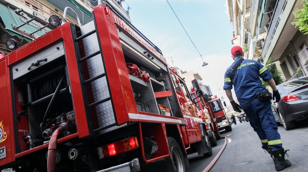 Φωτιά σε εγκαταλελειμμένο σπίτι στο Μεταξουργείο - Χωρίς τις αισθήσεις του ανασύρθηκε άνδρας  Ισχυρές πυροσβεστικές δυνάμεις στο σημείο
