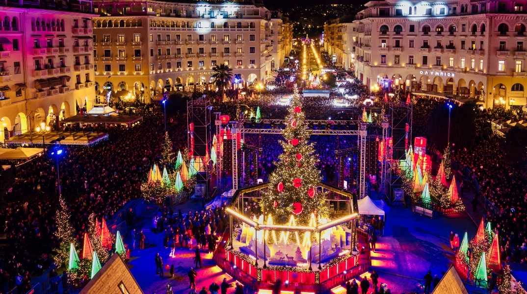 Χριστούγεννα στη Θεσσαλονίκη: Φωταγωγήθηκε έλατο ύψους 17 μέτρων στην Αριστοτέλους Ένα δέντρο από το Παλαιοχώρι Χαλκιδικής στόλισε την πλατεία με τα χιλιάδες φώτα του 