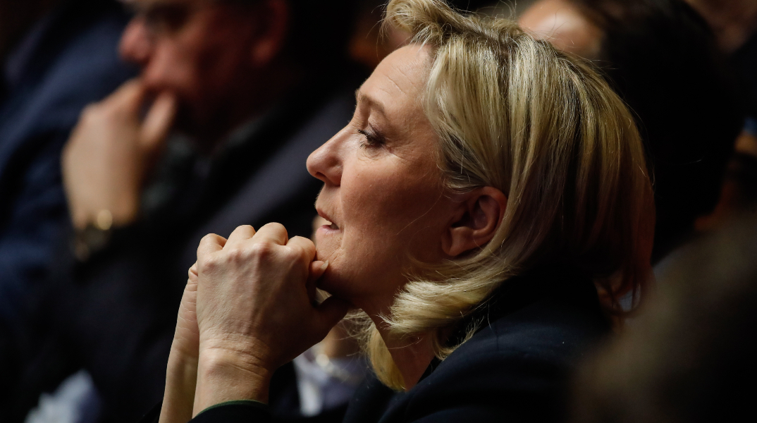 Γαλλία: Η Μαρίν Λεπέν και ο πατέρας της Ζαν-Μαρί κατηγορούμενοι για υπόθεση κατάχρησης κονδυλίων της ΕΕ	 Στο εδώλιο θα καθίσουν ακόμη 27 μέλη του «Εθνικού Μετώπου»