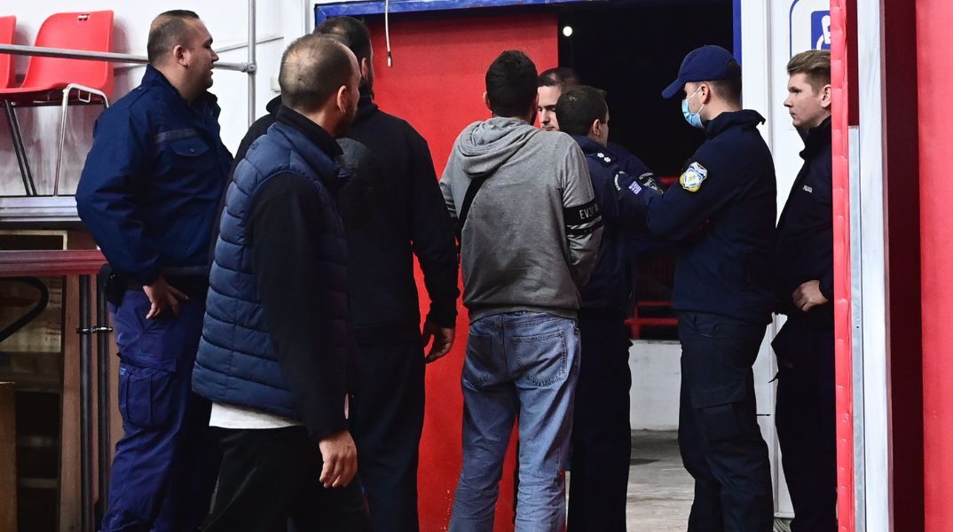 Σοβαρός τραυματισμός αστυνομικού σε επεισόδια στον αγώνα βόλεϊ Ολυμπιακός - Παναθηναϊκός