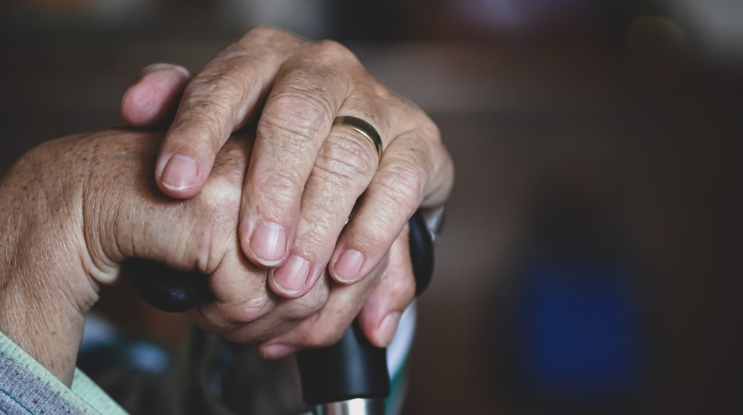 «Δεν ξέρω πώς βρέθηκε το καθαριστικό μαζί με τα νερά», απολογήθηκε η νοσοκόμα της 92χρονης Συνελήφθη ο ιδιοκτήτης του γηροκομείου, η υπεύθυνη της βάρδιας και η νοσηλεύτρια