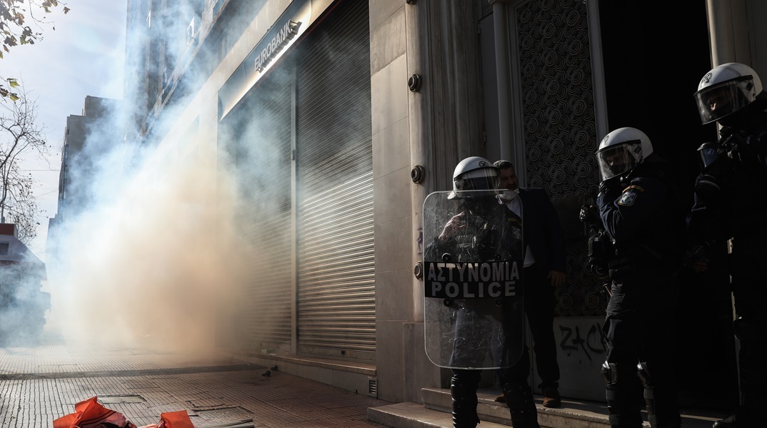 Ένταση στα Πατήσια: Συγκρούσεις νεαρών με την Αστυνομία - Αρκετές οι προσαγωγές 