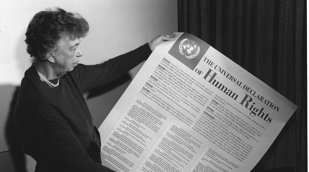 Η Έλινορ Ρούσβελτ με μία αφίσα της Οικουμενικής Διακήρυξης των Δικαιωμάτων του Ανθρώπου