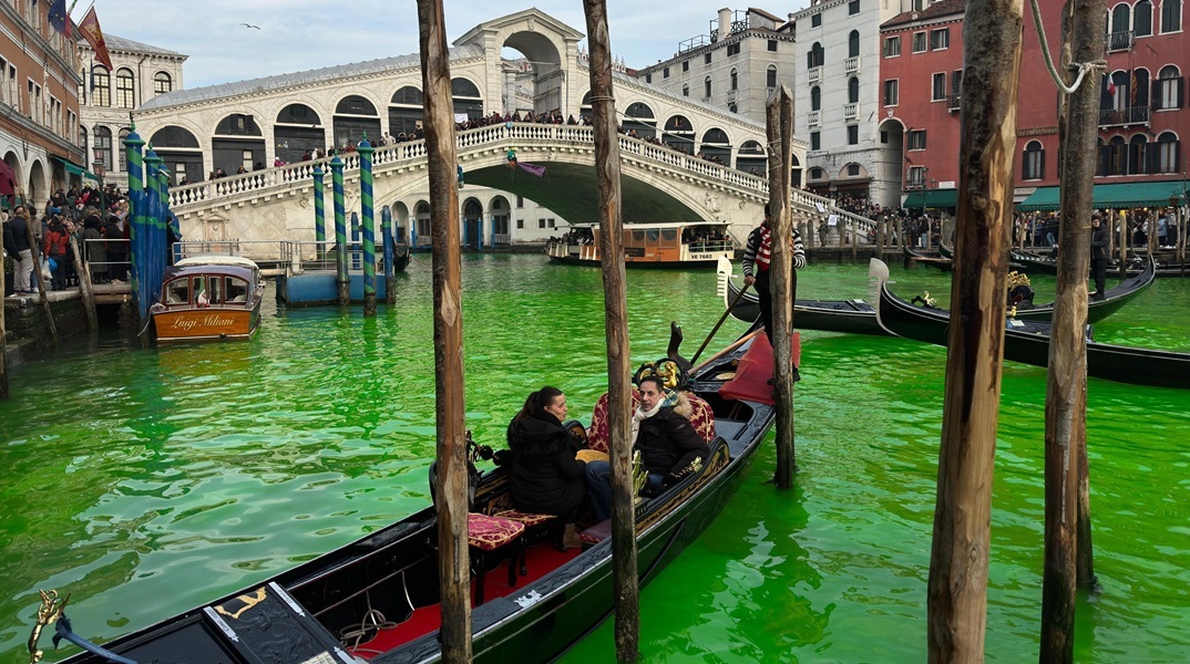 Ακτιβιστές «έβαψαν πράσινη» τη λιμνοθάλασσα της Βενετίας