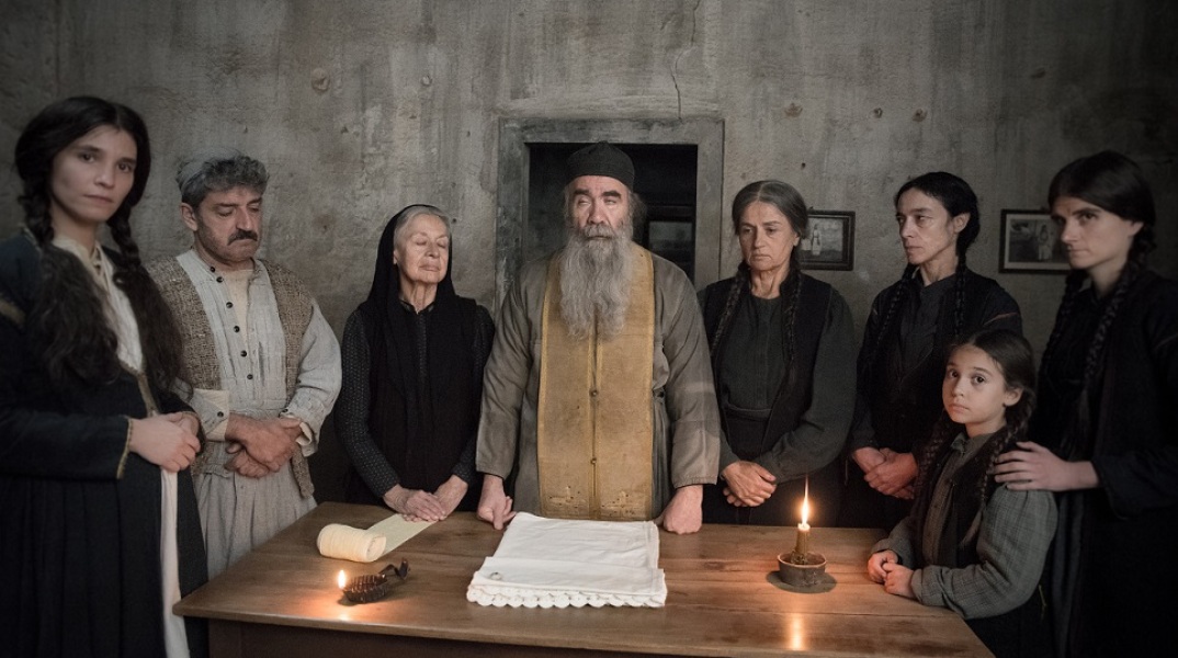 Στους πρωταγωνιστικούς ρόλους συναντάμε την Καρυοφυλλιά Καραμπέτη και τη Μαρία Πρωτόπαππα