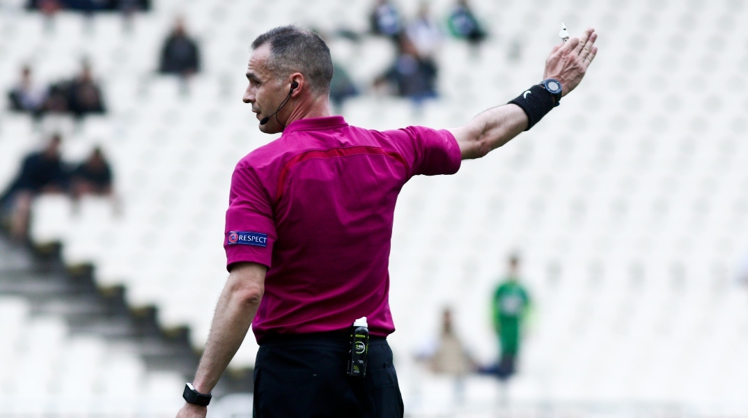 Super League: Τέλος οι ξένοι διαιτητές με εντολή της UEFA - Ξαναρχίζει το πρωτάθλημα Οι Έλληνες ρέφερι θα αναλάβουν να σφυρίζουν ακόμη και τα ντέρμπι