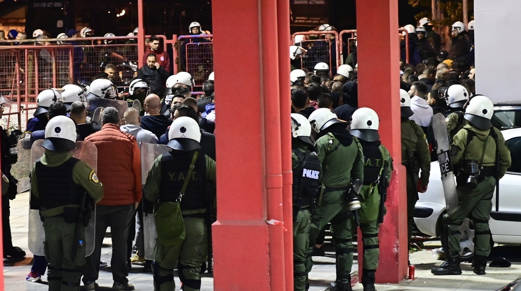 Οπαδική βία: Ίχνη πυρίτιδας εντοπίστηκαν στα ρούχα του 18χρονου  Έρχονται νέα εντάλματα και συλλήψεις - Η μαρτυρία του διμοιρίτη των ΜΑΤ