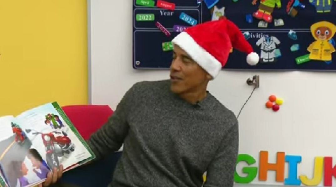 Μπάρακ Ομπάμα: Έβαλε τον σκούφο του Άγιου Βασίλη και μοίρασε δώρα σε σχολείο στο Σικάγο