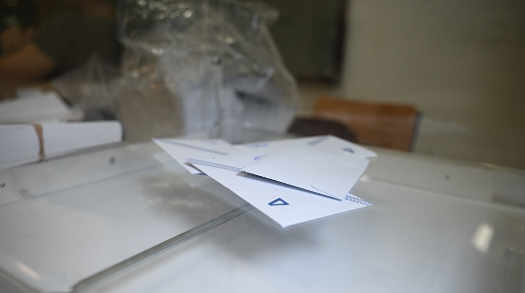 Τάσεις MRB: Το 52,9% δε συμφωνεί με τους γάμους ομόφυλων - Το 68,7% απορρίπτει την τεκνοθεσία