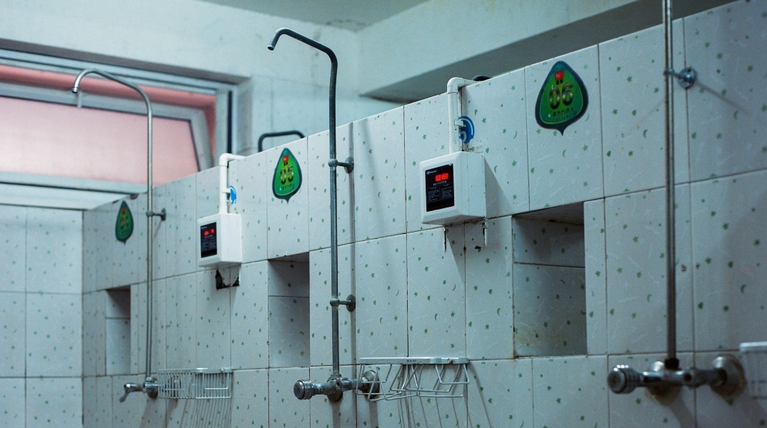 Η Amazon συνεχίζει να πουλάει κρεμάστρες μπάνιου με ενσωματωμένες κάμερες Η εταιρία δεν αναλαμβάνει την ευθύνη παρόλο που έχει κατατεθεί μήνυση εναντίον της