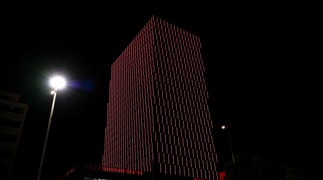 Έλαμψε ο Πύργος του Πειραιά - Φωταγωγήθηκε ενόψει Χριστουγέννων 