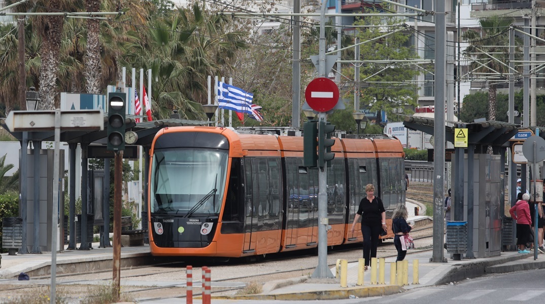 Παλαίο Φάληρο: Ένας νεκρός και ένας τραυματίας από τη σύγκρουση Τραμ με αυτοκίνητο 