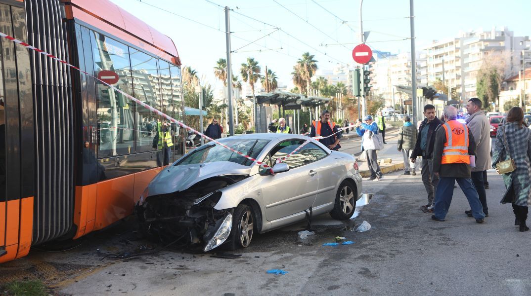 Ένας νεκρός και ένας τραυματίας από τη σύγκρουση ΙΧ με τραμ