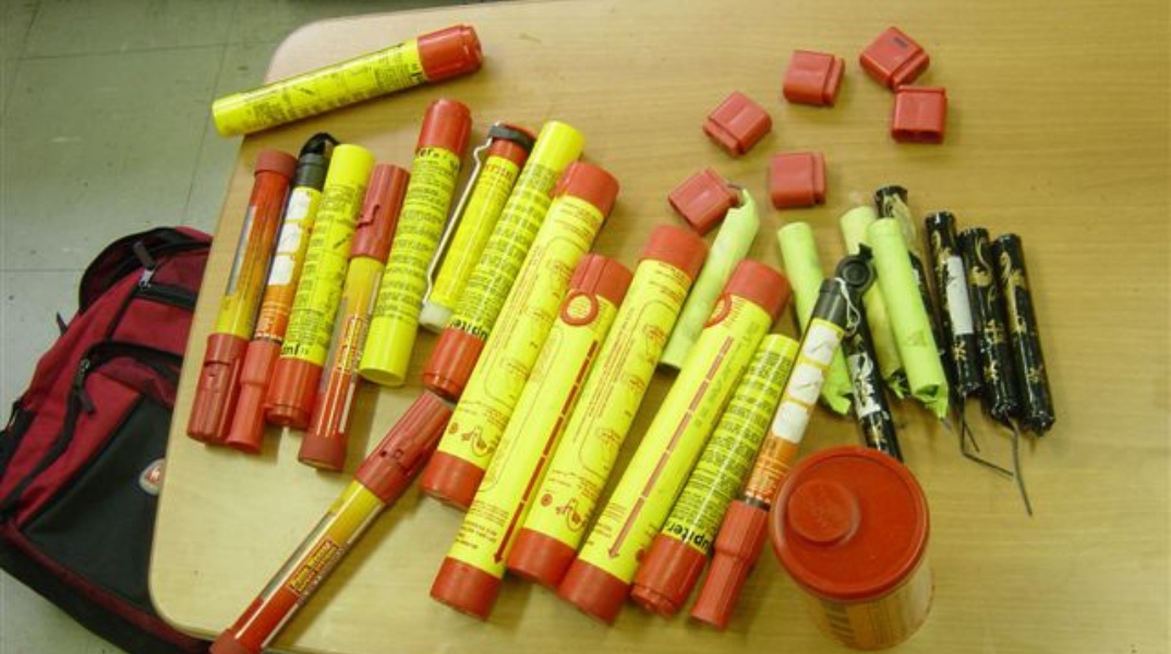 Εκλάπησαν φωτοβολίδες από σκάφη πριν τα αιματηρά επεισόδια στου Ρέντη Περισσότερα από ένα άτομα στον ρόλο του «καθοδηγητή»