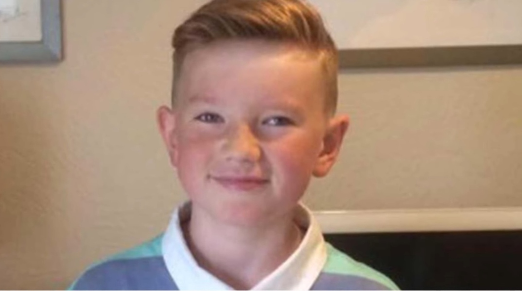 Alex Batty: Επιστρέφει στη Βρετανία μετά από 6 χρόνια – Τον είχε απαγάγει η μητέρα του Η απίστευτη περιπέτεια του 11χρονου που έζησε σε ένα πνευματικό κοινόβιο της Ισπανίας