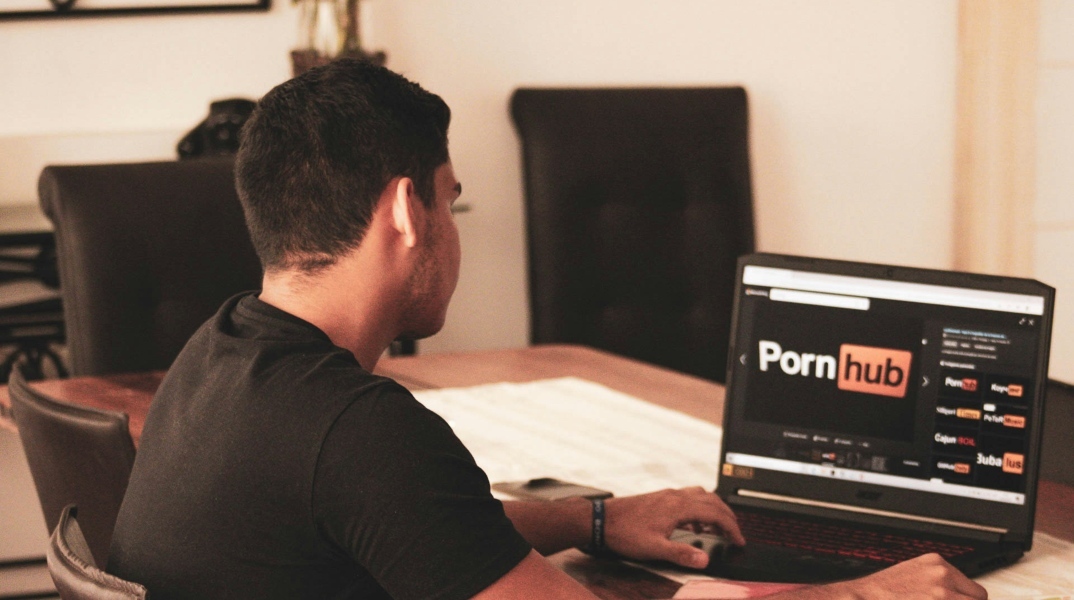 Pornhub: Ποιες ήταν οι πιο δημοφιλείς αναζητήσεις για το 2023	 Mature υλικό, ρομπότ και ένστολοι στα φετίχ της χρονιάς