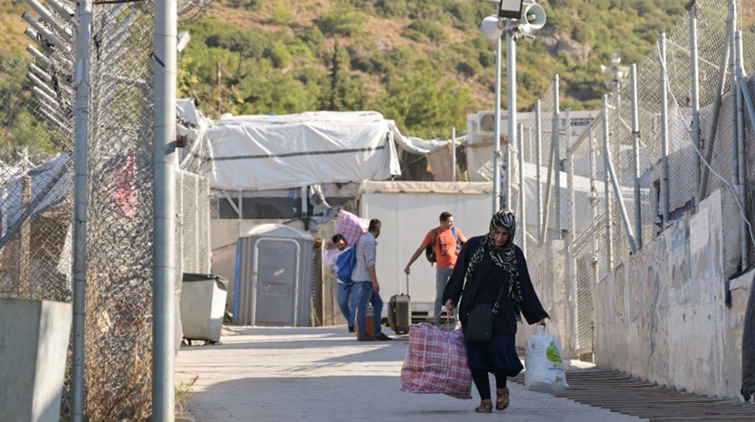 Σύνδεση άδειας παραμονής με νόμιμη εργασία για 30.000 μετανάστες