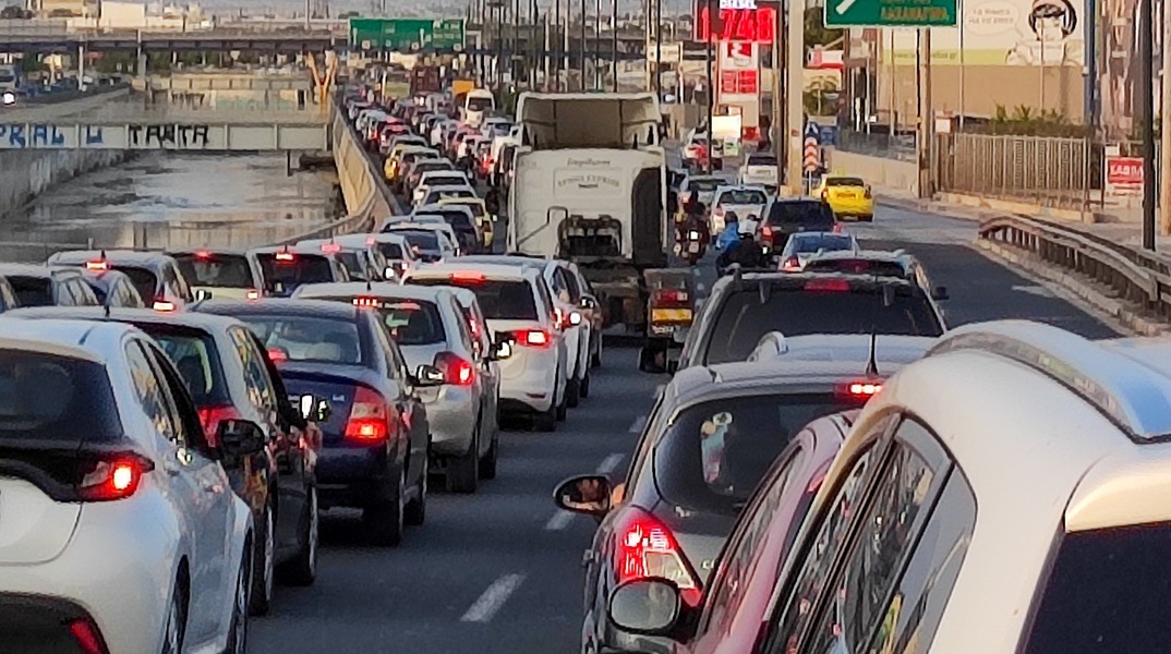 Στο «κόκκινο» η κίνηση σε Κηφισό και κέντρο - Κυκλοφοριακά προβλήματα και στην Αττική οδό, στο ρεύμα προς Αεροδρόμιο