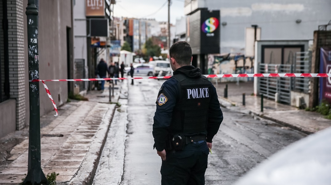 Ποινική δίωξη για συνεργεία σε απόπειρα ανθρωποκτονίας ασκήθηκε στον 33χρονο άνδρα για τους πυροβολισμούς στο Γκάζι