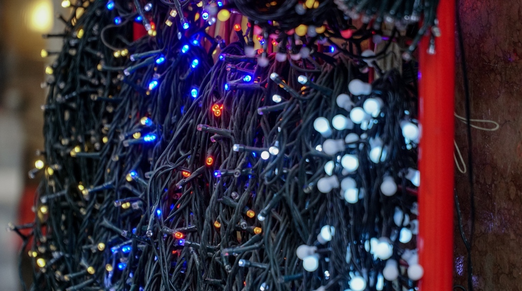 Προσοχή στα χριστουγεννιάτικα λαμπάκια και στο τζάκι - Οδηγίες για την ασφάλειά μας  Τι να προσέξουμε για την αποφυγή πυρκαγιάς