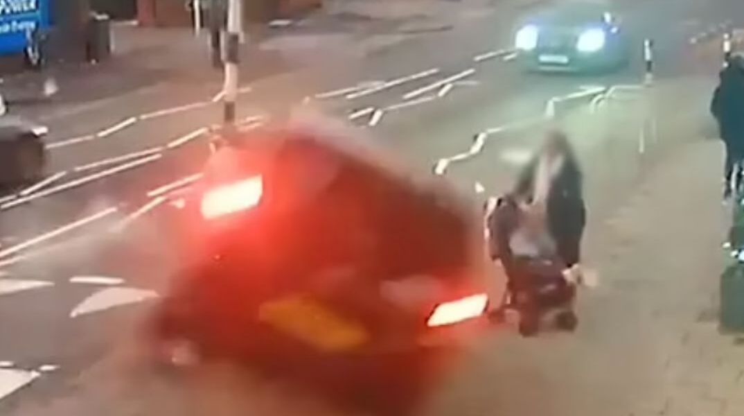 Βρετανία: Αυτοκίνητο έπεσε μπροστά σε μητέρα που κρατούσε το δυο ετών παιδί της - Δεν υπήρξαν θύματα.  