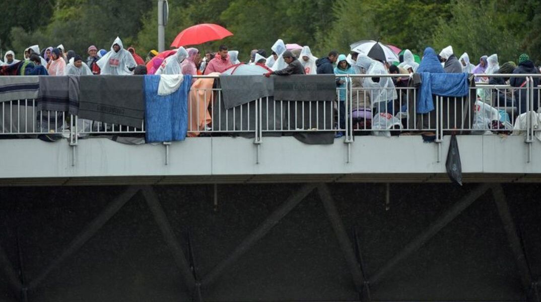 FT: Πώς η μετανάστευση ωθεί την Ευρώπη δεξιότερα 