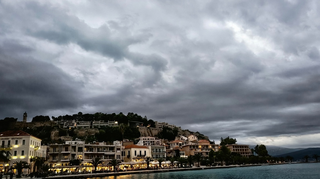 Καιρός: Αυξημένες νεφώσεις για αύριο Παρασκευή στις περισσότερες περιοχές με τοπικές βροχές και μεμονωμένες καταιγίδες