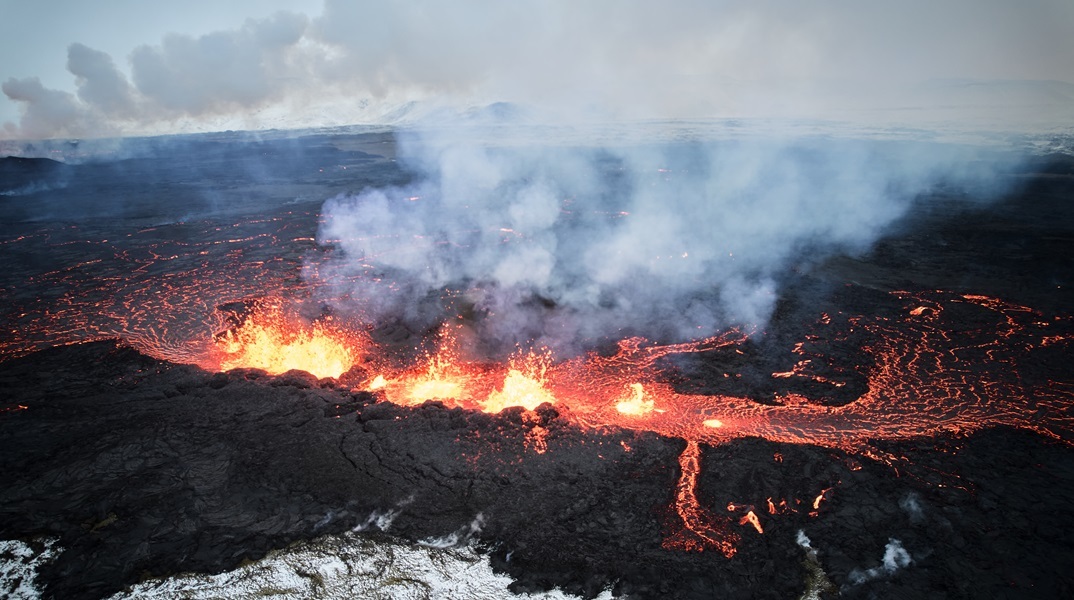 Εντυπωσιάζουν οι εικόνες που κατέγραψε drone από την έκρηξη ηφαιστείου στην Ισλανδία 