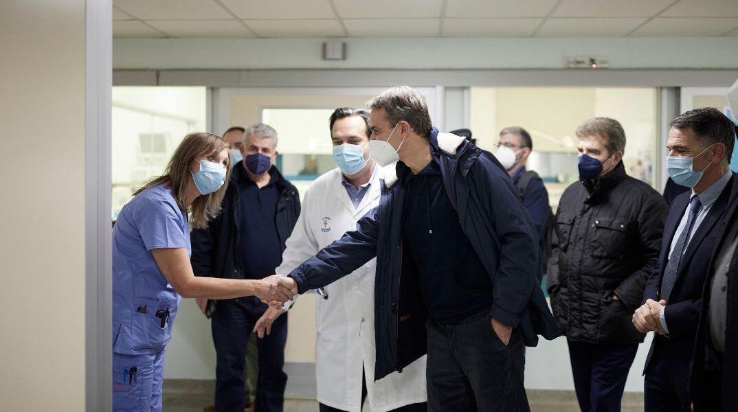 Επίσκεψη Κ. Μητσοτάκη στο νοσοκομείο «Αττικόν» και τη νέα Μονάδα Αυξημένης Φροντίδας