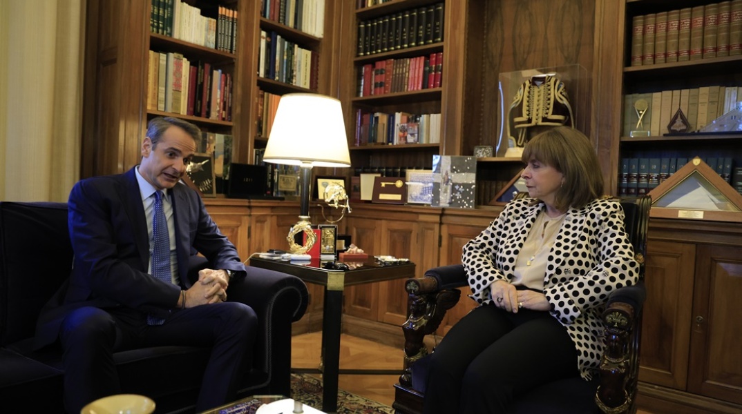 Ο Κυριάκος Μητσοτάκης (αριστερά) και η Κατερίνα Σακελλαροπούλου (δεξιά) κατά τη συνάντησή τους στο Προεδρικό Μέγαρο