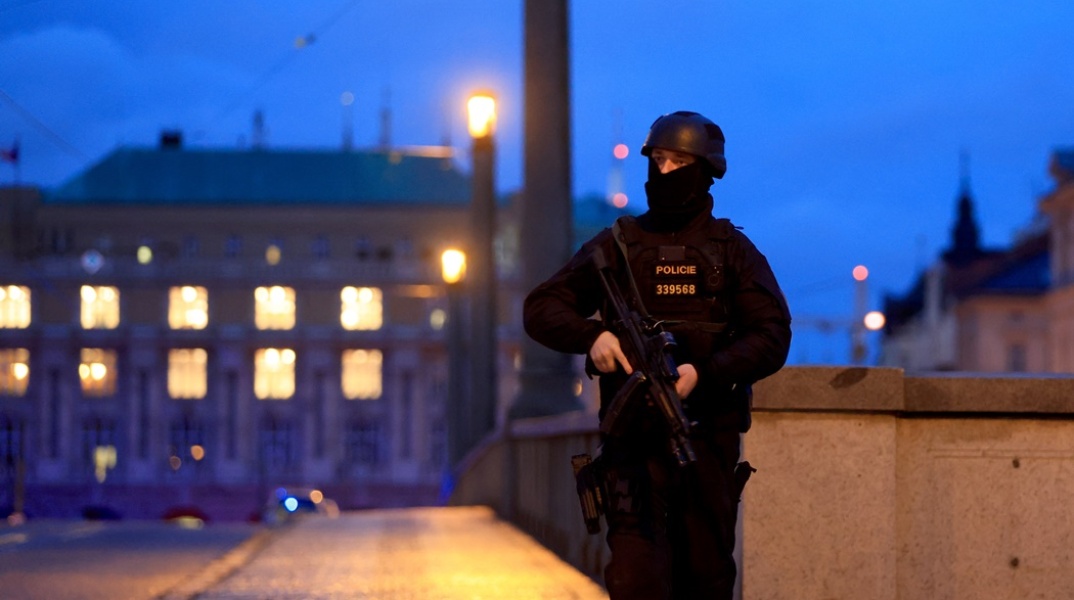 Η αστυνομία στους δρόμους της Πράγας μετά το μακελειό στο πανεπιστήμιο - Αποκλεισμένη η γύρω περιοχή 
