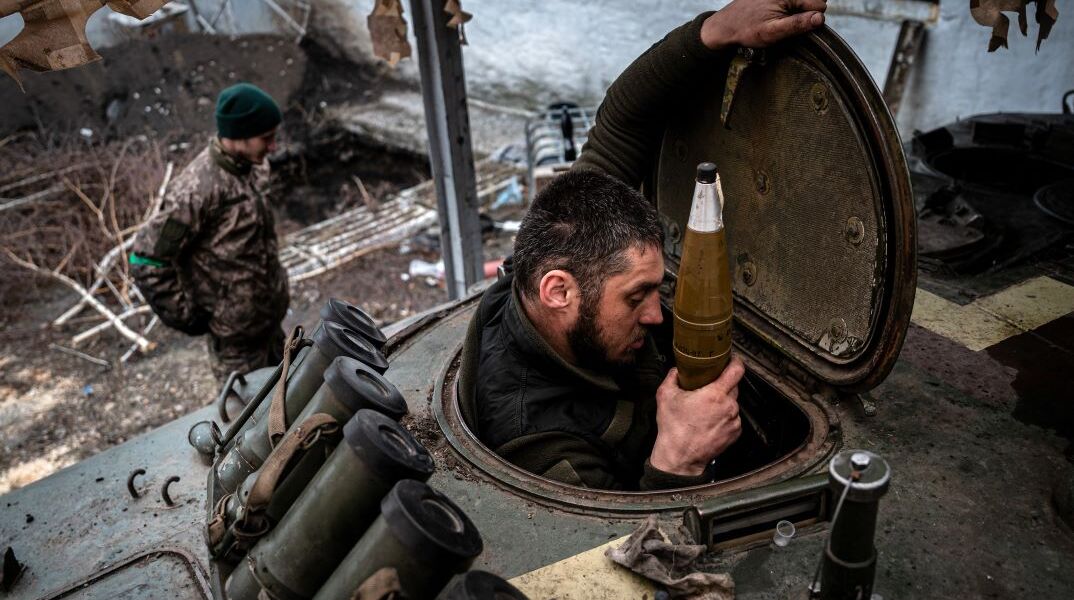 Ουκρανός στρατιώτης της 214ης Ταξιαρχίας των Ειδικών Δυνάμεων φορτώνει με όλμο το τανκ στο πεδίον της μάχης