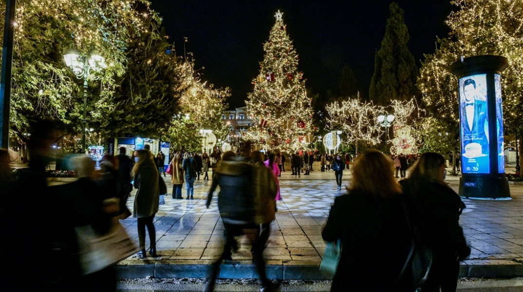 Πολίτες στο Σύνταγμα περπατούν γύρω από το χριστουγεννιάτικο δέντρο