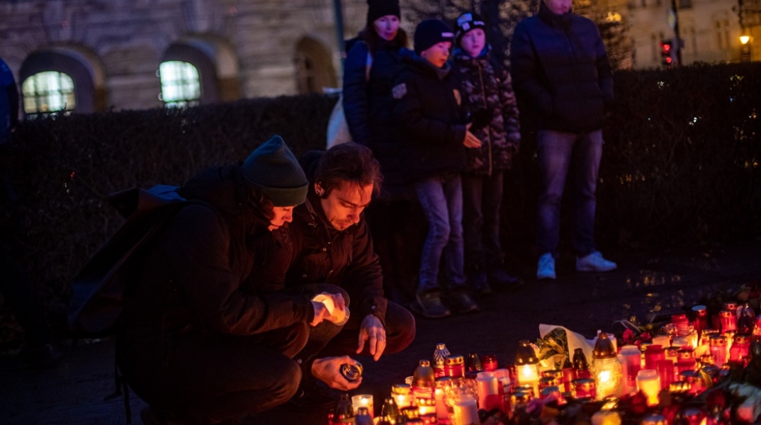 Κεράκια στη μνήμη των θυμάτων του μακελειού στο πανεπιστήμιο της Πράγας
