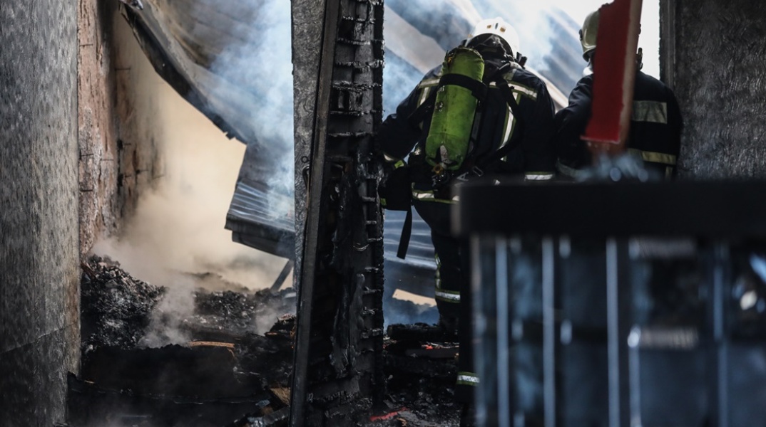 Πυροσβέστες μπαίνουν σε σημείο όπου έχει καεί από πυρκαγιά 