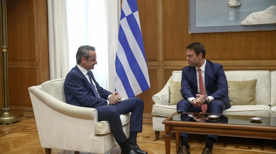 O Κυριάκος Μητσοτάκης και ο Στέφανος Κασσελάκης σε συνάντησή τους στο Μέγαρο Μαξίμου