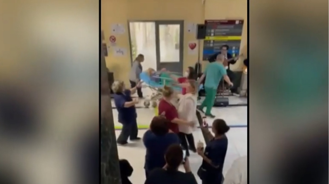 Ερυθρός Σταυρός: ΕΔΕ για το γλέντι που στήθηκε στο νοσοκομείο Δείτε το βίντεο από τους χορούς μπροστά σε φορεία με ασθενείς