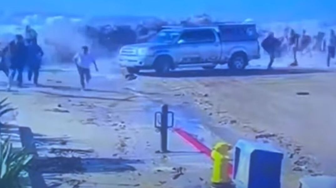 Καλιφόρνια: Η στιγμή που πελώριο κύμα παρασύρει ανθρώπους και αυτοκίνητα - Οχτώ άτομα στο νοσοκομείο
