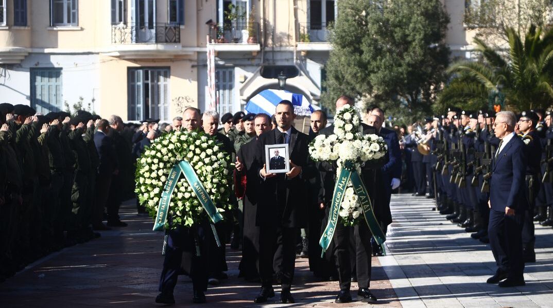 Θεσσαλονίκη: Σε κλίμα βαθιάς συγκίνησης και οδύνης η κηδεία του αστυνομικού Γιώργου Λυγγερίδη (συνολικό)	