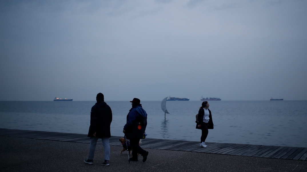 Τοπικές νεφώσεις και σποραδικές βροχές για αύριο Κυριακή, παραμονή Πρωτοχρονιάς Η θερμοκρασία θα διατηρηθεί σε υψηλά για την εποχή επίπεδα