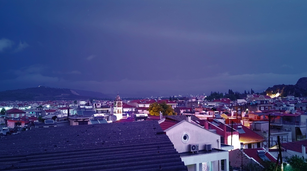 Τοπικές νεφώσεις και σποραδικές βροχές για αύριο Κυριακή, παραμονή Πρωτοχρονιάς Η θερμοκρασία θα διατηρηθεί σε υψηλά για την εποχή επίπεδα