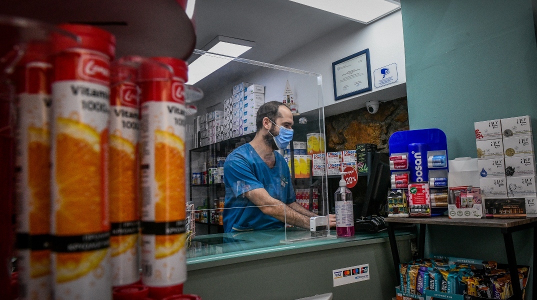 Αυξημένη ζήτηση σε αντιικά φάρμακα, αντιβιώσεις και τεστ - Έντονη η κίνηση στα φαρμακεία Ελλείψεις παρατηρήθηκαν σε συγκεκριμένα σκευάσματα