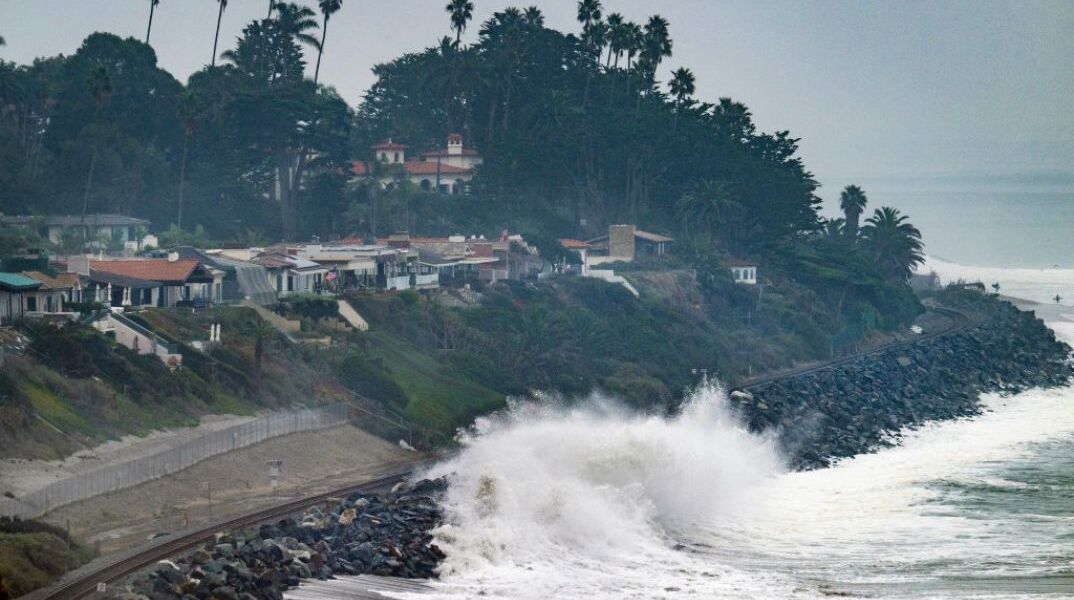 Καλιφόρνια: Για τρίτη μέρα στο έλεος των γιγάντιων κυμάτων οι ακτές 