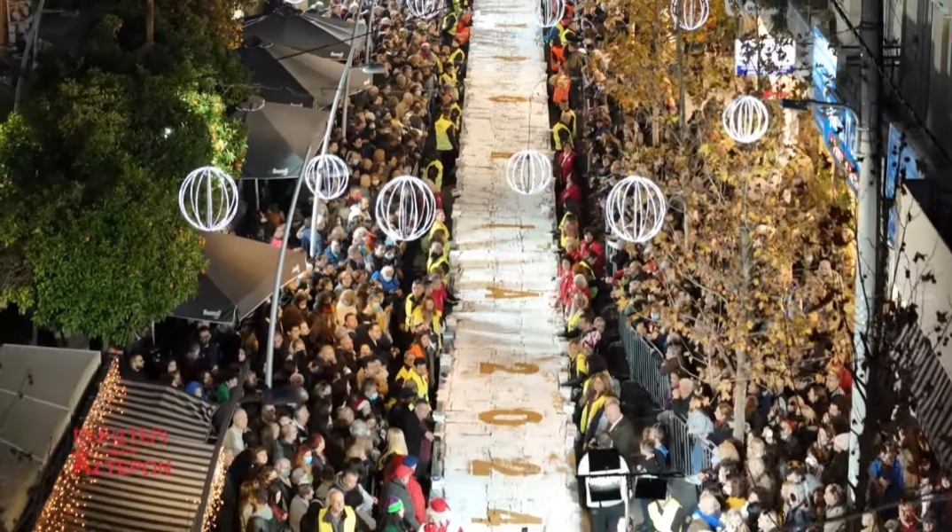 Βασιλόπιτα γίγας 78 μέτρων στο Περιστέρι έσπασε κάθε ρεκόρ Εκατοντάδες τα φλουριά και τα δώρα για τους τυχερούς