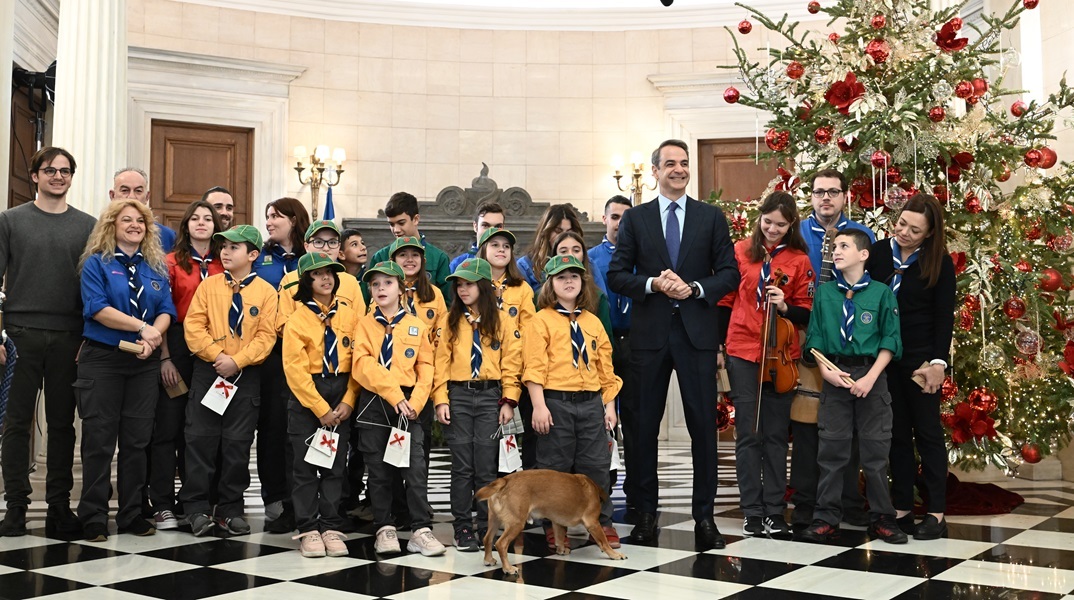 Ο Κυριάκος Μητσοτάκης άκουσε τα κάλαντα από το Σώμα Ελλήνων Προσκόπων - Έκλεψε την παράσταση ο Peanut