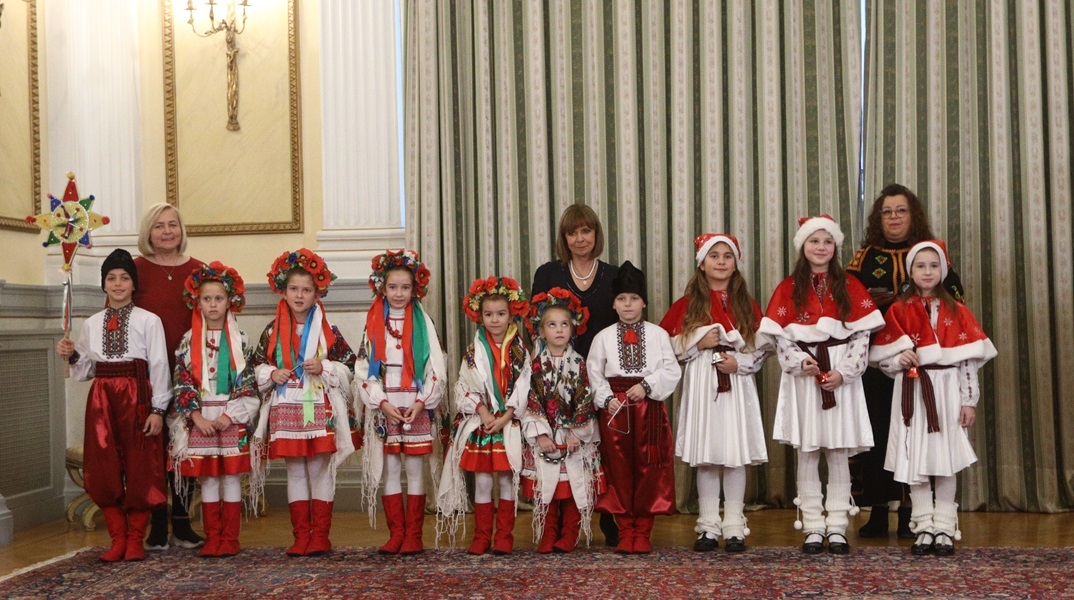 Η Κατερίνα Σακελλαροπούλου άκουσε τα Παραδοσιακά Κάλαντα της Πρωτοχρονιάς