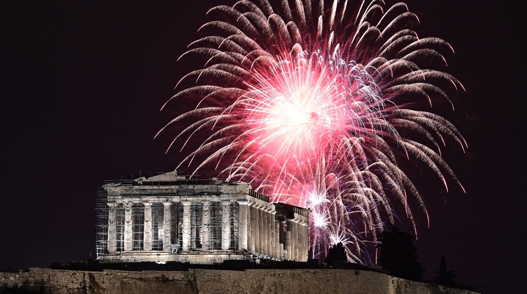 Η Αθήνα καλωσόρισε το 2024 με μια μεγάλη γιορτή παρέα με τον Νίκο Πορτοκάλογλου και τη Μαρίνα Σάττι